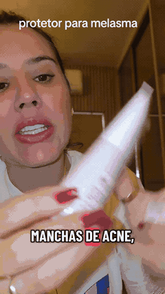 Afiliada reaplicando o protetor no rosto